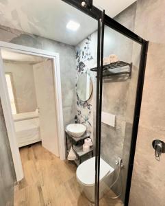 卡塔尼亚Easy Room的一间带卫生间和水槽的浴室