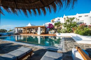 米克诺斯城9 Islands Suites Mykonos的别墅游泳池的形象