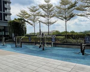 莎阿南Comfy 2 bedroom for 6 pax, 3mins walk to Kamalinda的城市里长着长椅和树木的公园