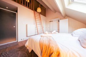蒙斯Lets Relax - Coté Nature的卧室配有一张白色大床和梯子