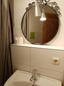 WangelsFerienhof - Rauhenberg的浴室设有位于水槽上方的镜子