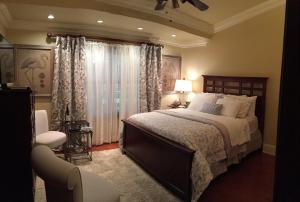 YoungsvilleLouisiana Cajun Mansion的一间卧室设有一张大床和一个窗户。