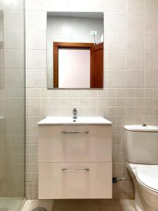 TenoyaStunning and sunny suite + Parking + Terrace by Canary365的一间带水槽、卫生间和镜子的浴室