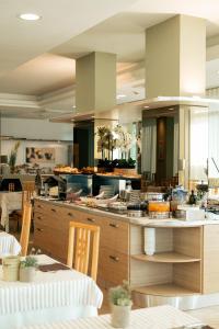 利多迪耶索罗奥里宗酒店的一个带柜台的大厨房,上面有食物
