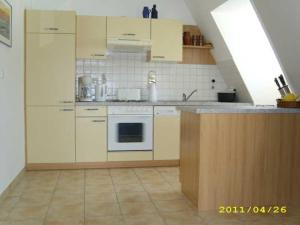 宾茨Villa Ambienta的厨房配有白色橱柜和台面