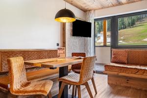 拉辛Blosegghof Bergchalets Apt Almwiese的一间带桌椅和沙发的用餐室