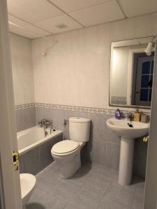 阿利坎特APARTAMENTO PLAYA的浴室配有卫生间、盥洗盆和浴缸。