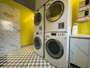上海华美国际酒店的洗衣房内配有2台洗衣机和烘干机
