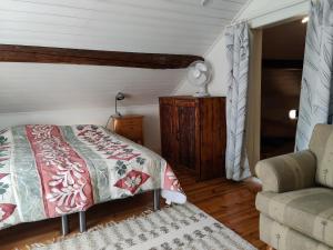 瓦萨Dream Cottage in Center - AinaBnb - Residence Kappsäcken的一间卧室配有一张床和一张沙发