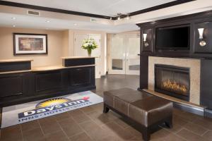 布兰特福德布兰特福德戴斯酒店的客厅设有壁炉和电视。