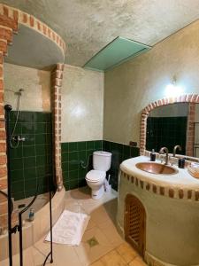 马拉喀什Riad La Calèche & SPA的一间带水槽和卫生间的浴室