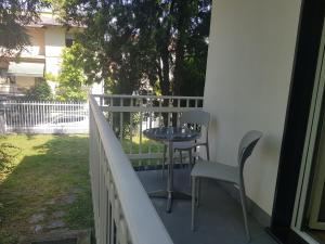 皮亚琴察Residenza Villa Cristalli的房屋阳台的桌椅