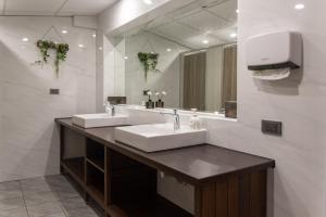 龙井圈圈宿QQs & 三點不陋SDBL的一间带两个盥洗盆和大镜子的浴室