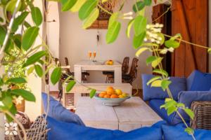 莫莱拉Villa Cogoll by Abahana Villas的客厅配有桌子和一碗橘子