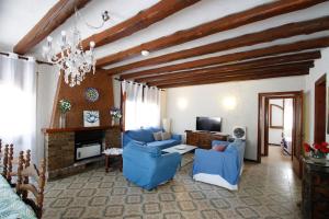 蒙特罗伊Villa Rustical 9的客厅配有蓝色椅子和壁炉