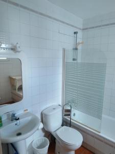圣路易斯·德·萨比尼尔Lamedos的白色的浴室设有卫生间和水槽。