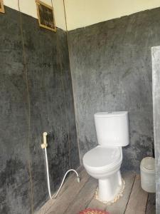 HitokalakVilla Watumita Sikka的一间位于客房内的白色卫生间的浴室