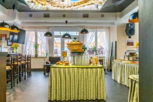 波拉齐克Zefir SPA的餐厅设有黄色桌布桌