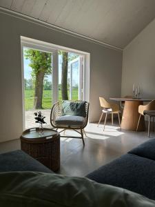 UreterpBuitenplaats Ureterp的客厅配有沙发和桌子