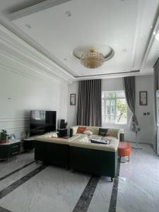Xóm VàngVilla for rent in Tra Vinh City的带沙发和电视的客厅
