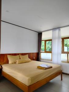 WeetebulaVilla Redemptorist的一间卧室设有一张大床和大窗户