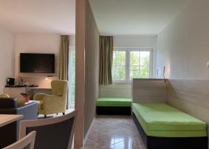 Ludorf奇洛福莱尔希酒店的酒店客房设有床、沙发和窗户。