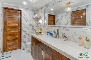科隆Adora's Place - Sleeps 16的一间带水槽和镜子的浴室