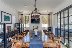 科隆Adora's Place - Sleeps 16的用餐室配有大型木桌和椅子