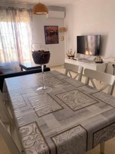 桑卢卡尔-德巴拉梅达Atico en Sanlucar的客厅配有一张桌子,上面装有葡萄酒杯