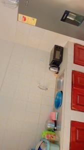 科托努Charly chic-agla的一个带水槽和柜台的厨房模型