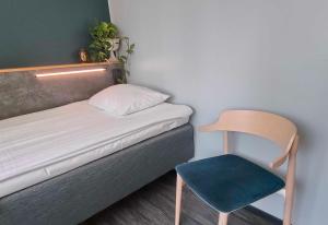 图尔库Hotel Linnasmäki的小房间设有一张床和一把椅子