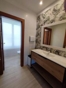 梅阿利亚达NR Suites的一间带水槽和镜子的浴室