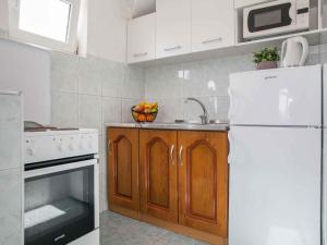 蒂瓦特Maki Apartments - Plavi Horizonti Beach的厨房配有水槽和白色冰箱