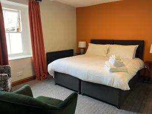 Temple Sowerby国王武器寺索尔比宾馆的卧室配有床、椅子和窗户。