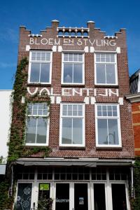 斯内克Stadslogement Valentijn的红砖建筑,上面有标志