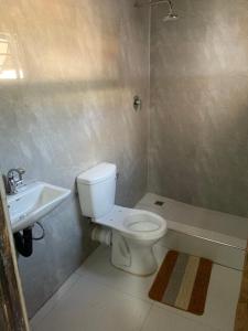 卢萨卡Radiant lodge的一间带卫生间和水槽的浴室