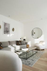 米兰ComeCasa design apartment Montenapoleone - Spiga的客厅配有沙发和桌子