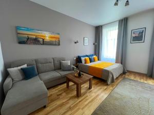 利沃夫Fiesta Apartment on Franka 2BR-6P的客厅配有床和沙发
