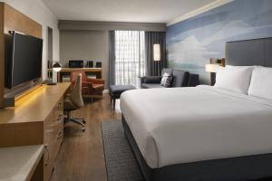 长滩长滩市中心万豪酒店的配有一张床和一台平面电视的酒店客房
