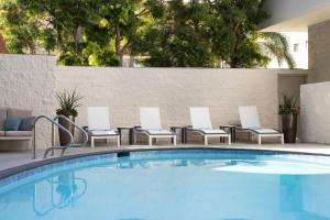 长滩长滩市中心万豪酒店的一个带椅子的大型游泳池