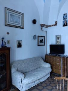 萨维勒特里appartamenti del pescatore的客厅配有沙发,客厅配有蓝色灯光