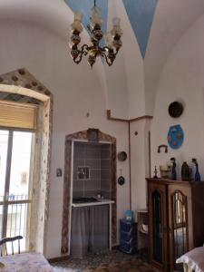 萨维勒特里appartamenti del pescatore的一间室内带吊灯的厨房