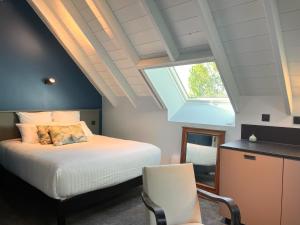 艾格布莱特勒拉克La Villa du Lac的一间卧室配有一张带窗户和椅子的床