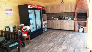 图尔达Casa SOL的厨房里设有可可可的冰箱,配有柜台