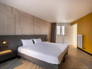 普洛埃默B&B HOTEL Lorient Ploemeur的卧室配有一张白色大床