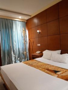 AkwaBau rivage hotel的酒店客房设有床和窗户。