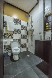 AkwaBau rivage hotel的浴室配有卫生间、盥洗盆和淋浴。
