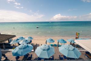 尼格瑞尔Blue Skies Beach Resort的一片蓝伞海滩和大海
