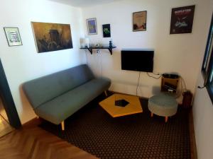 诺维萨德Bocke Beach House的客厅配有蓝色的沙发和电视