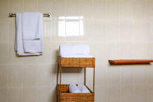 达累斯萨拉姆Perfect Beach House In Kigamboni的浴室设有三篮子,墙上有毛巾